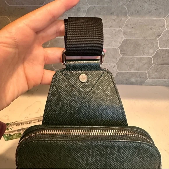 Louis Vuitton Avenue SlingBag Tiaga Leather Green - Picture 11 of 16
